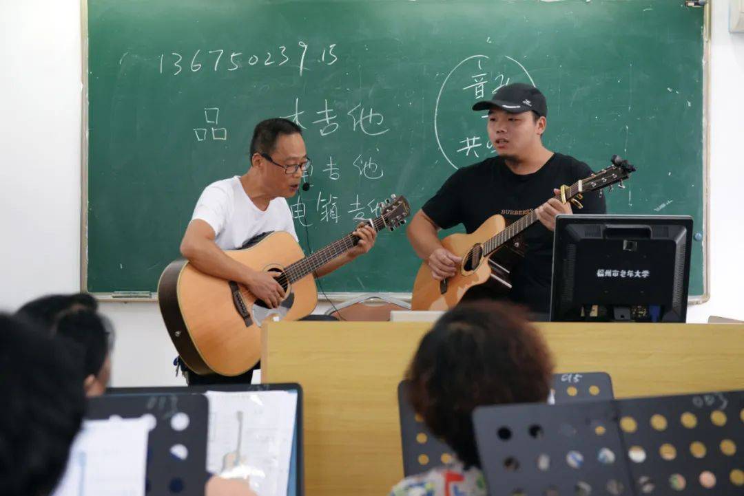 这届年轻人，流行给老年人当班主任
