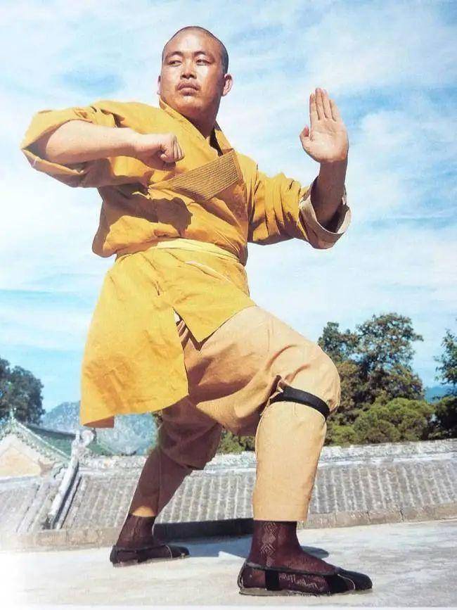 制度缺失还是个人能力，穷小子如何堕落成“霸总”永信？