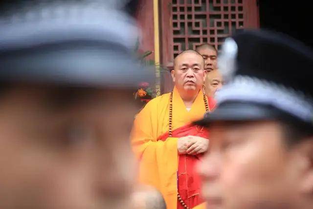 制度缺失还是个人能力，穷小子如何堕落成“霸总”永信？